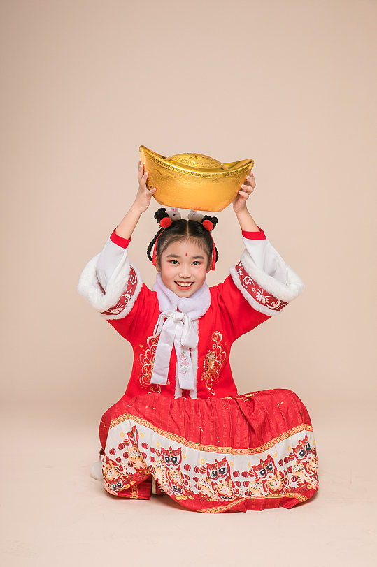贺岁小女孩拿元宝春节新年人物摄影图片