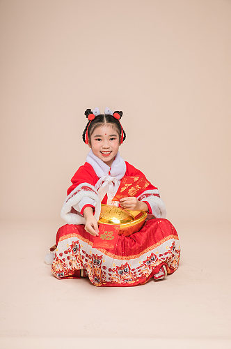 贺岁小女孩拿元宝春节新年人物摄影图片