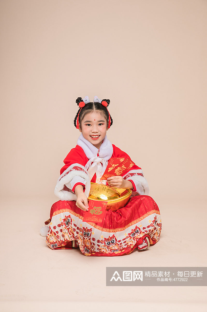 贺岁小女孩拿元宝春节新年人物摄影图片素材
