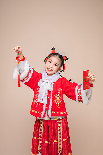 可爱汉服小女孩红包贺春节新年人物摄影图片