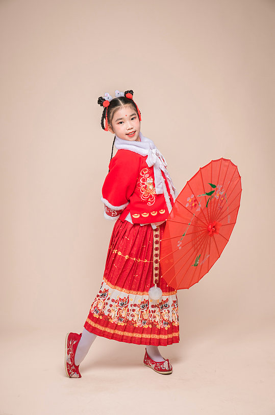 可爱小女孩手拿油纸伞贺岁新年人物摄影图片-众图网