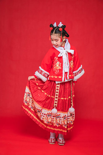 汉服国潮小女孩新年贺岁春节人物摄影图片