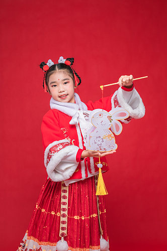 古风汉服小女孩拿兔子贺岁新年人物摄影图片