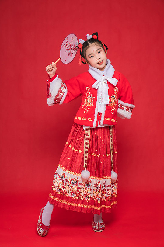 古风汉服小女孩蒲扇贺岁春节人物摄影图片