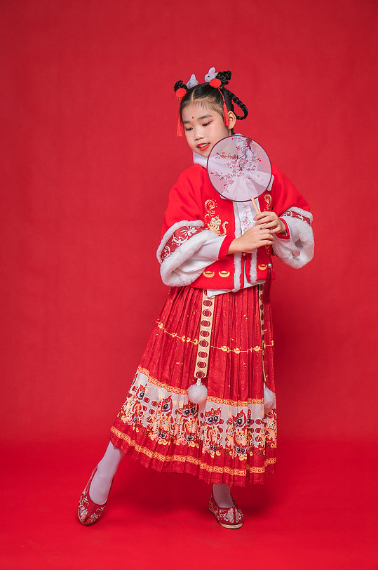 古风汉服小女孩蒲扇贺岁春节人物摄影图片