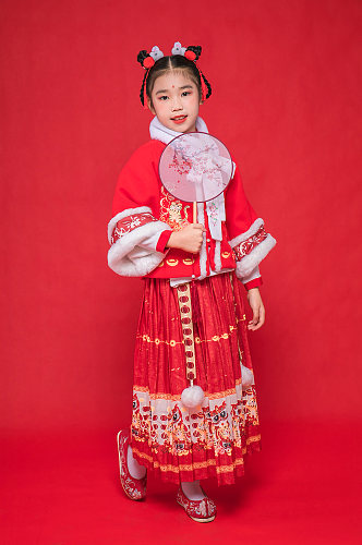 古风汉服小女孩蒲扇贺岁春节人物摄影图片