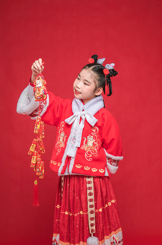汉服小女孩蒸蒸日上贺岁新年人物摄影图片