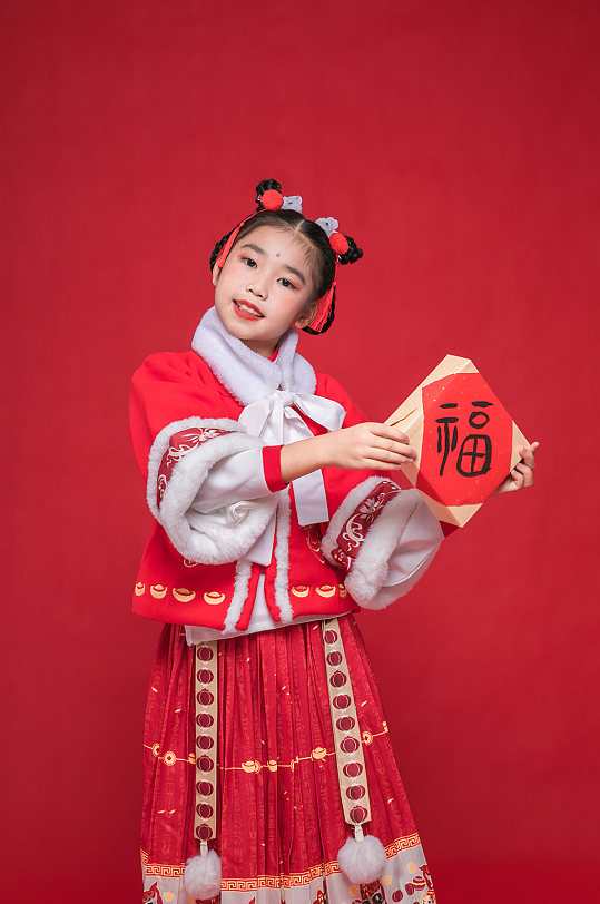 可爱春节小女孩拿福字贺岁新年人物摄影图片