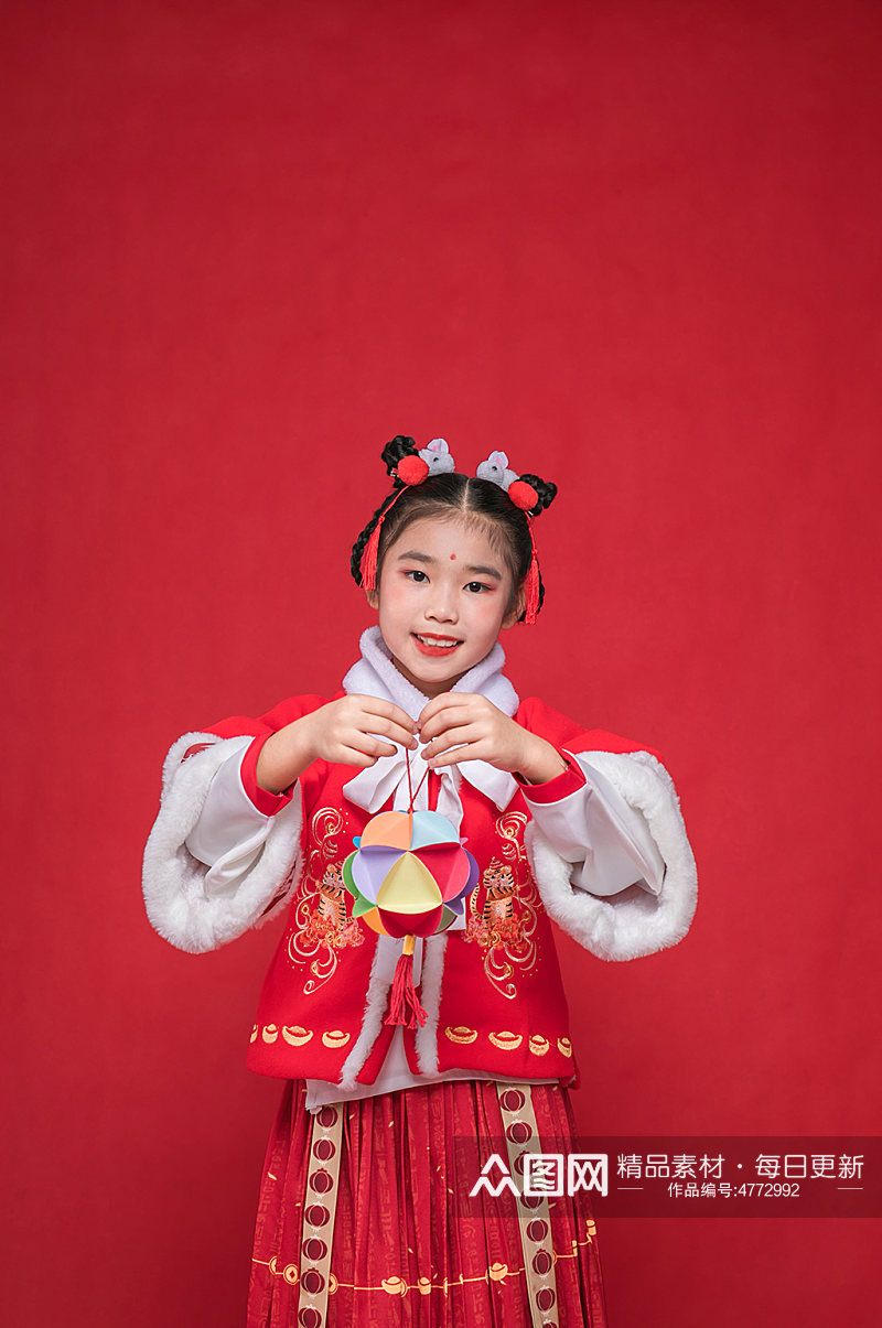 可爱春节小女孩拿绣球贺岁新年人物摄影图片素材