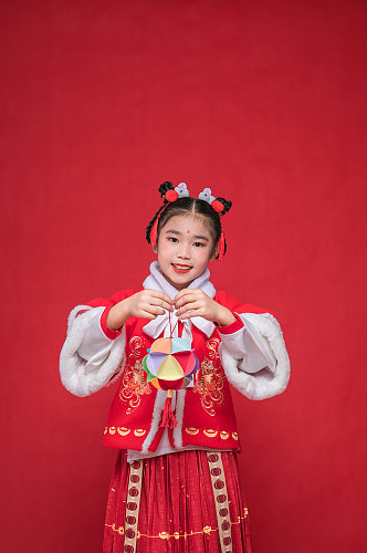 可爱春节小女孩拿绣球贺岁新年人物摄影图片