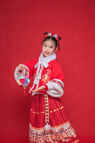 可爱春节小女孩拿绣球贺岁新年人物摄影图片