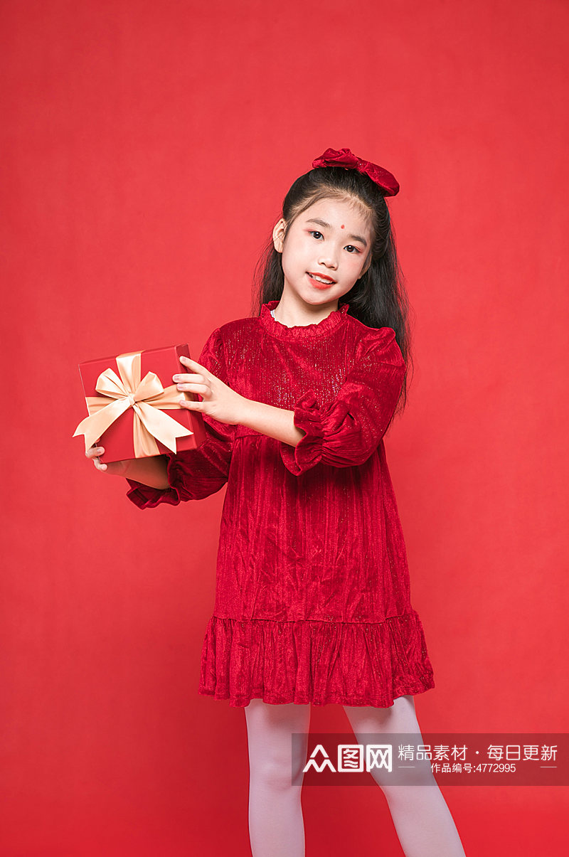 可爱春节小女孩拿礼盒贺岁新年人物摄影图片素材