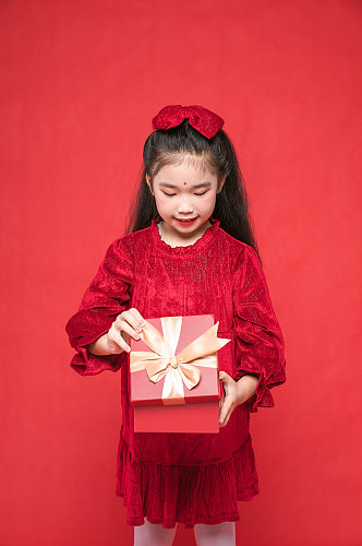 可爱春节小女孩拿礼盒贺岁新年人物摄影图片