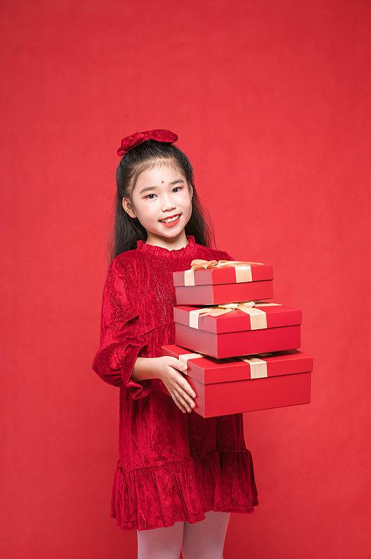 可爱春节小女孩拿礼盒贺岁新年人物摄影图片