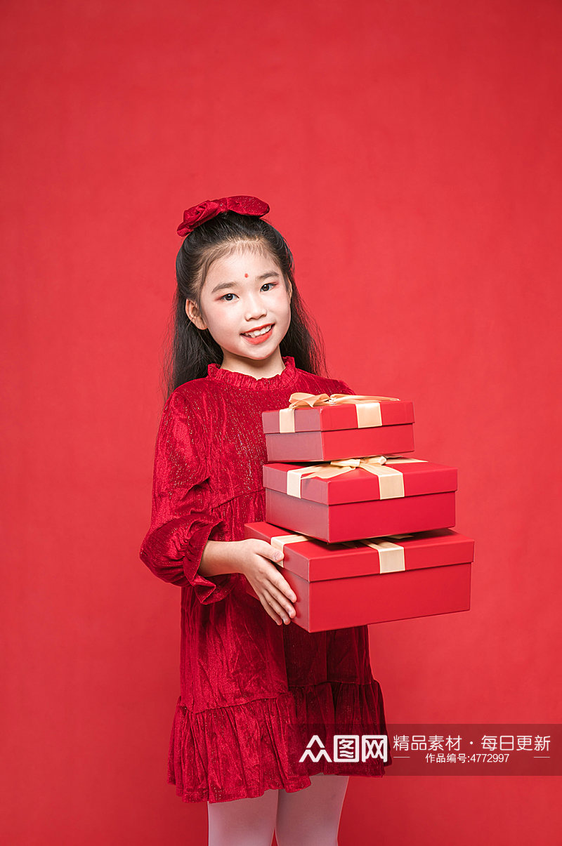 可爱春节小女孩拿礼盒贺岁新年人物摄影图片素材