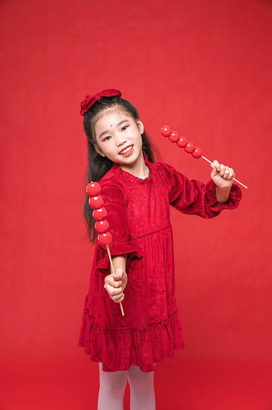可爱春节小女孩糖葫芦贺岁新年人物摄影图片