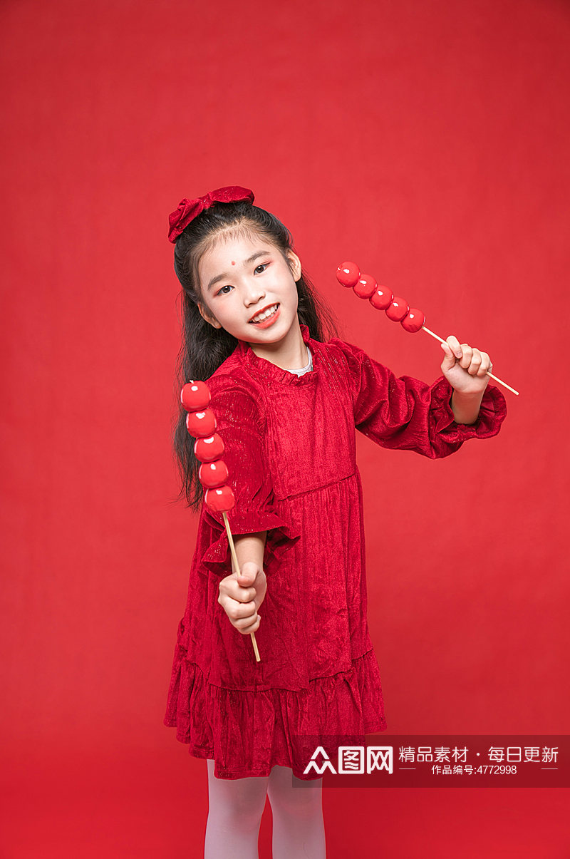 可爱春节小女孩糖葫芦贺岁新年人物摄影图片素材