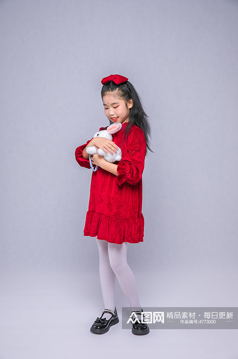可爱春节小女孩拿兔子贺岁新年人物摄影图片素材