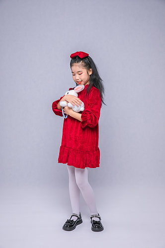 可爱春节小女孩拿兔子贺岁新年人物摄影图片