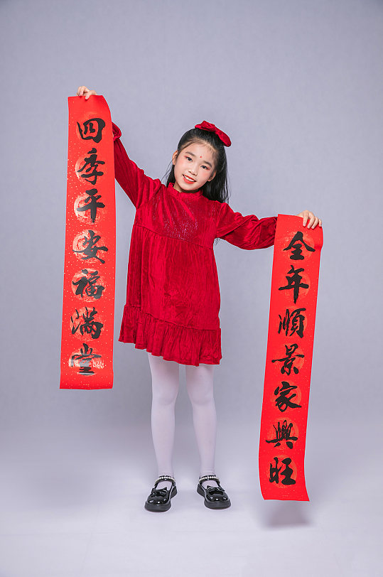 可爱春节小女孩拿对联贺岁新年人物摄影图片