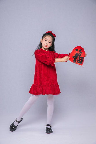 可爱春节小女孩拿福字贺岁新年人物摄影图片