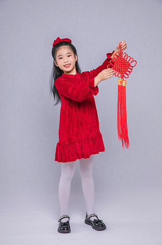 可爱小女孩中国结贺新年春节人物摄影图片