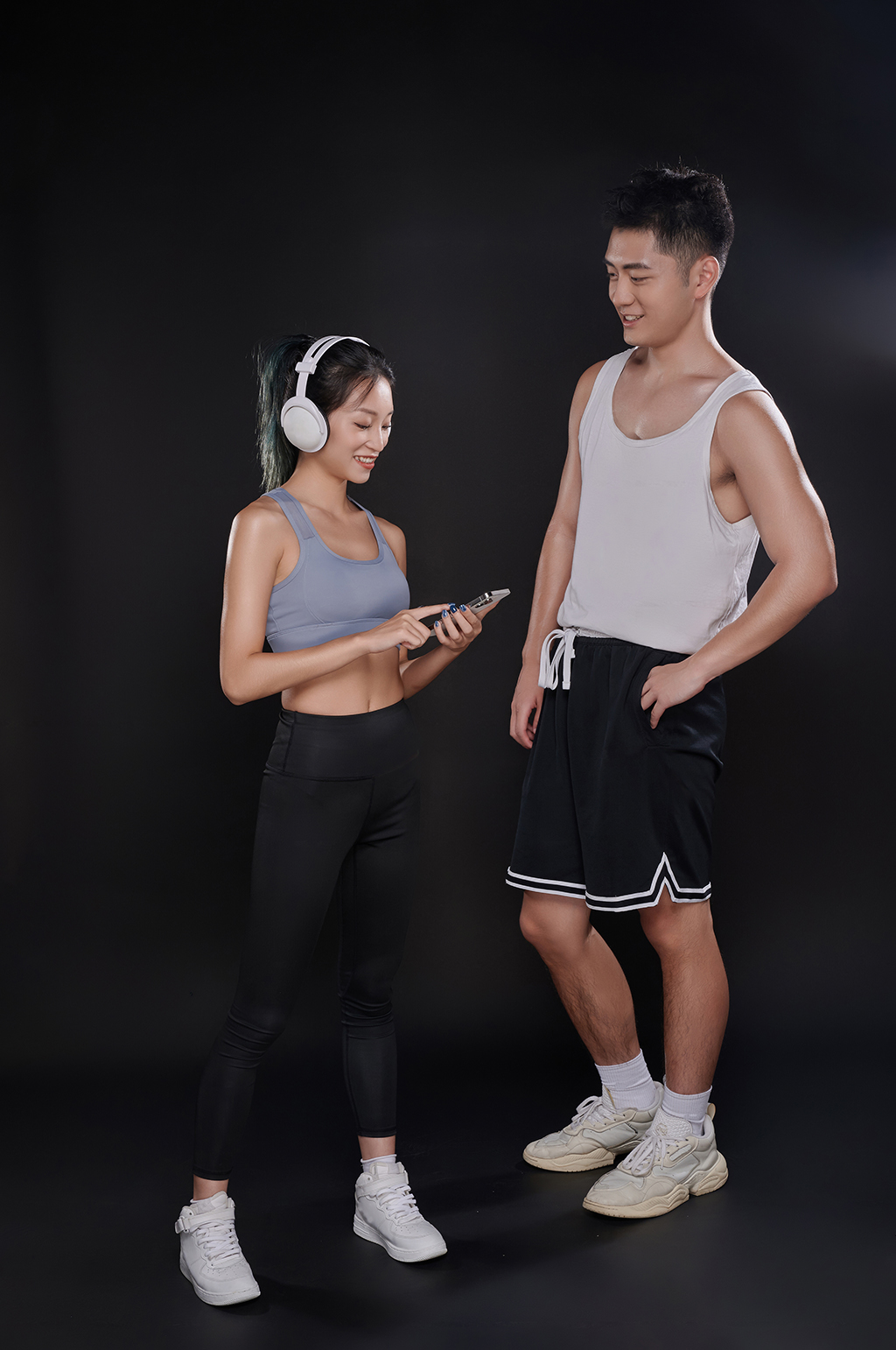 健身运动人物男生女生听音乐摄影图片素材素材