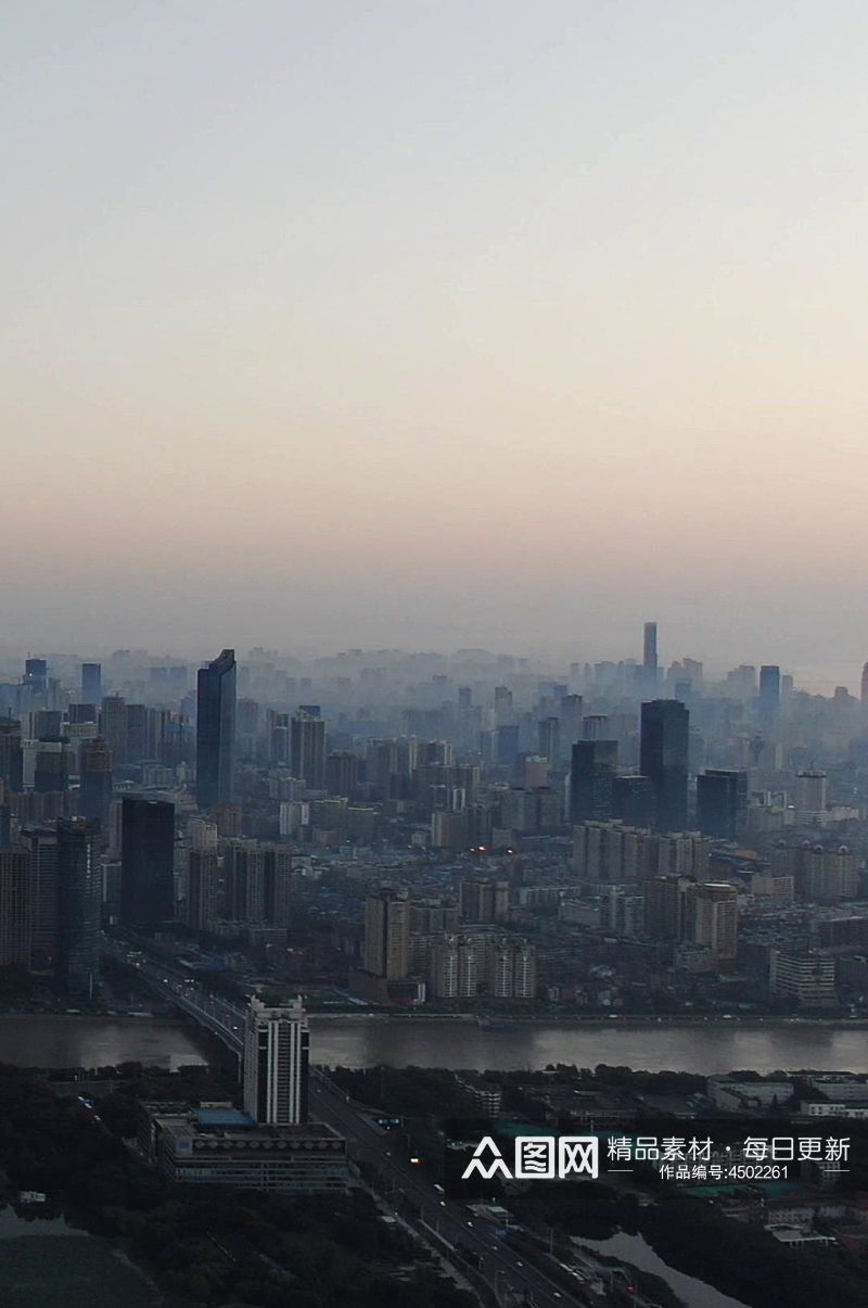 航拍城市清晨迷雾朦胧素材