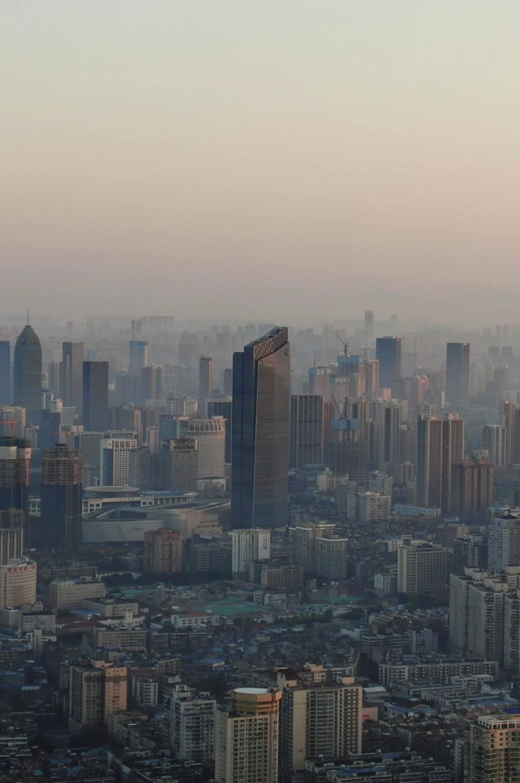 航拍清晨迷雾高楼建筑群竖屏素材
