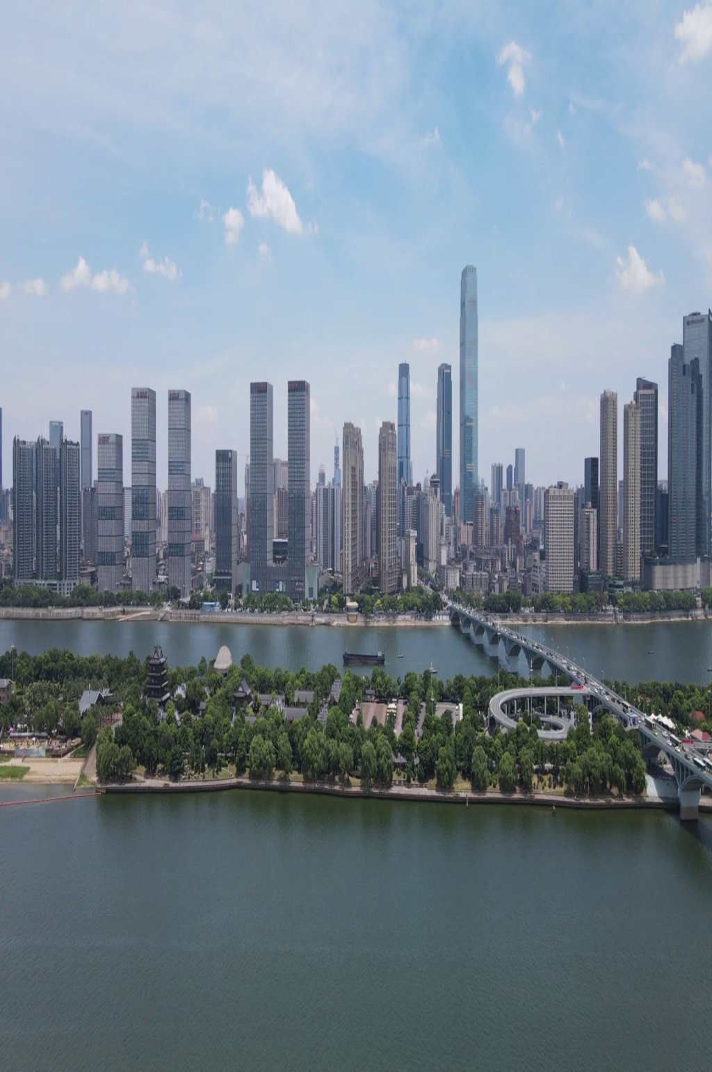 航拍湖南长沙城市天际线蓝天白云素材