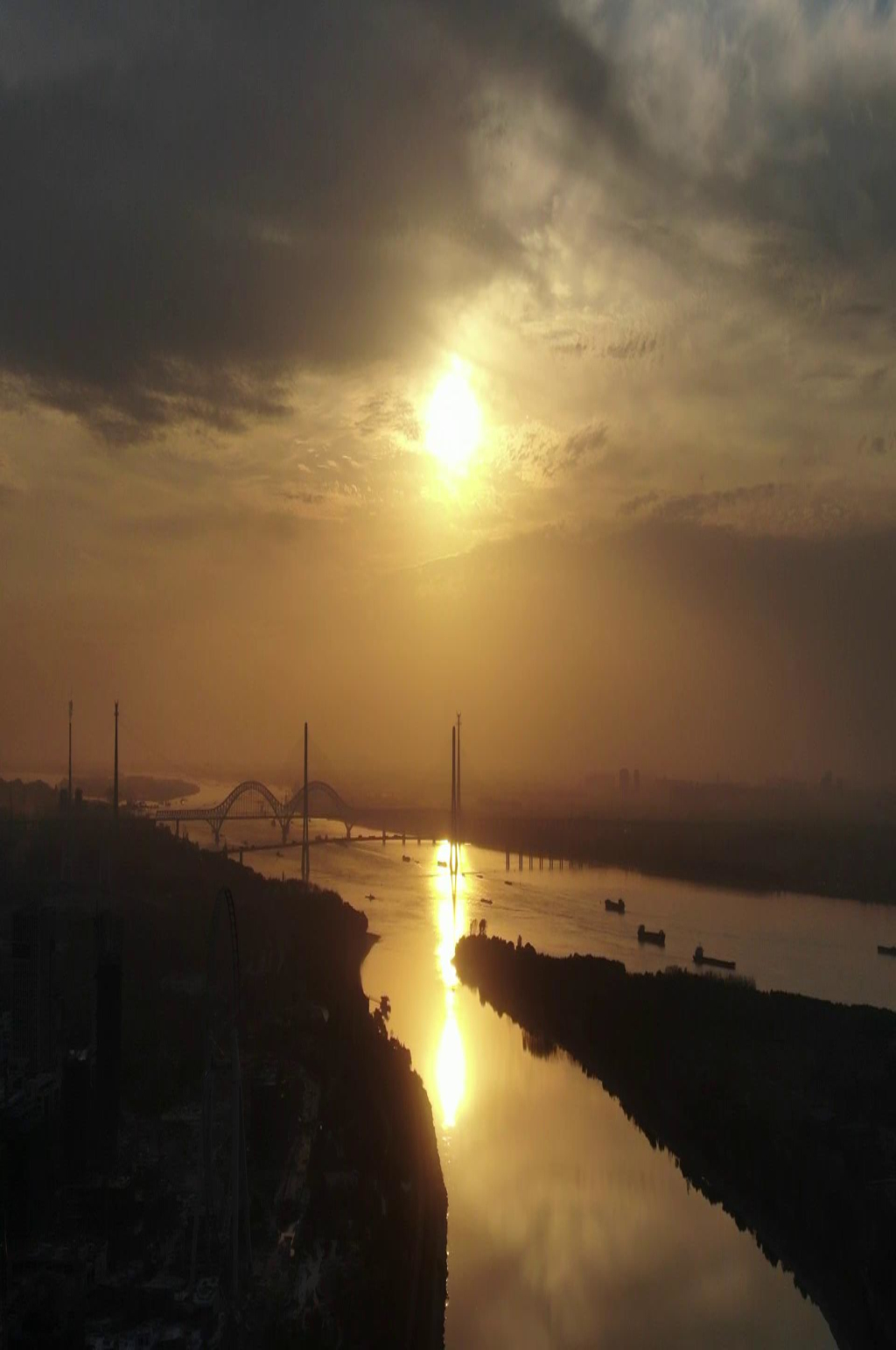 航拍长江日落晚霞夕阳西下素材
