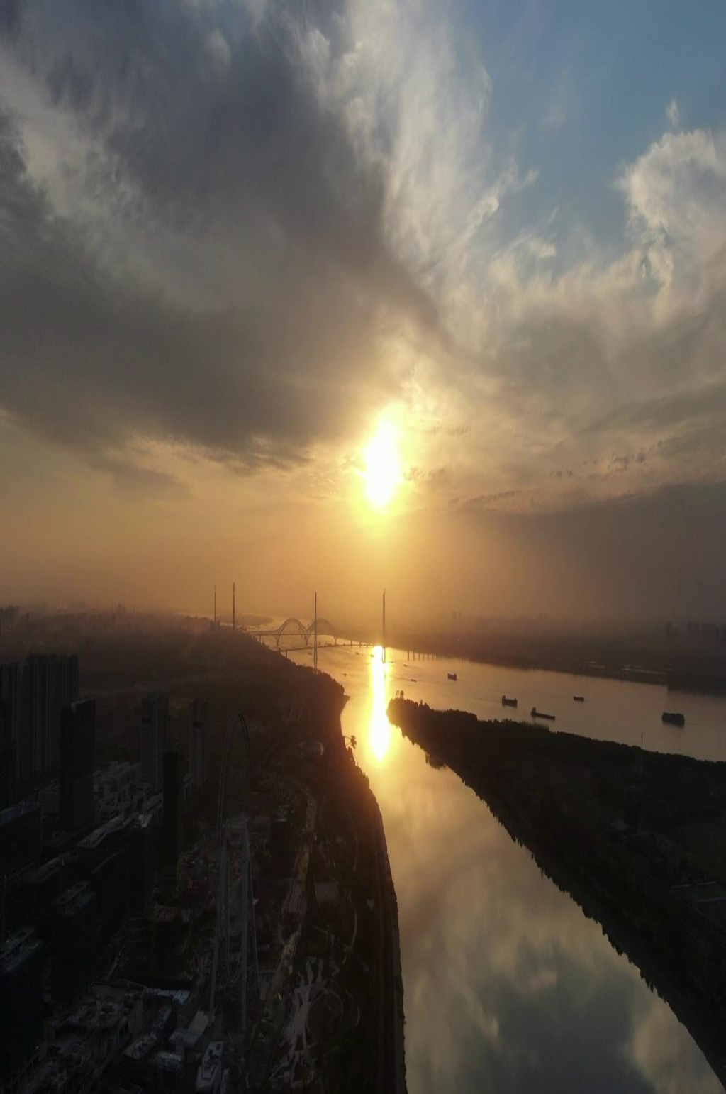 航拍长江日落晚霞夕阳西下素材