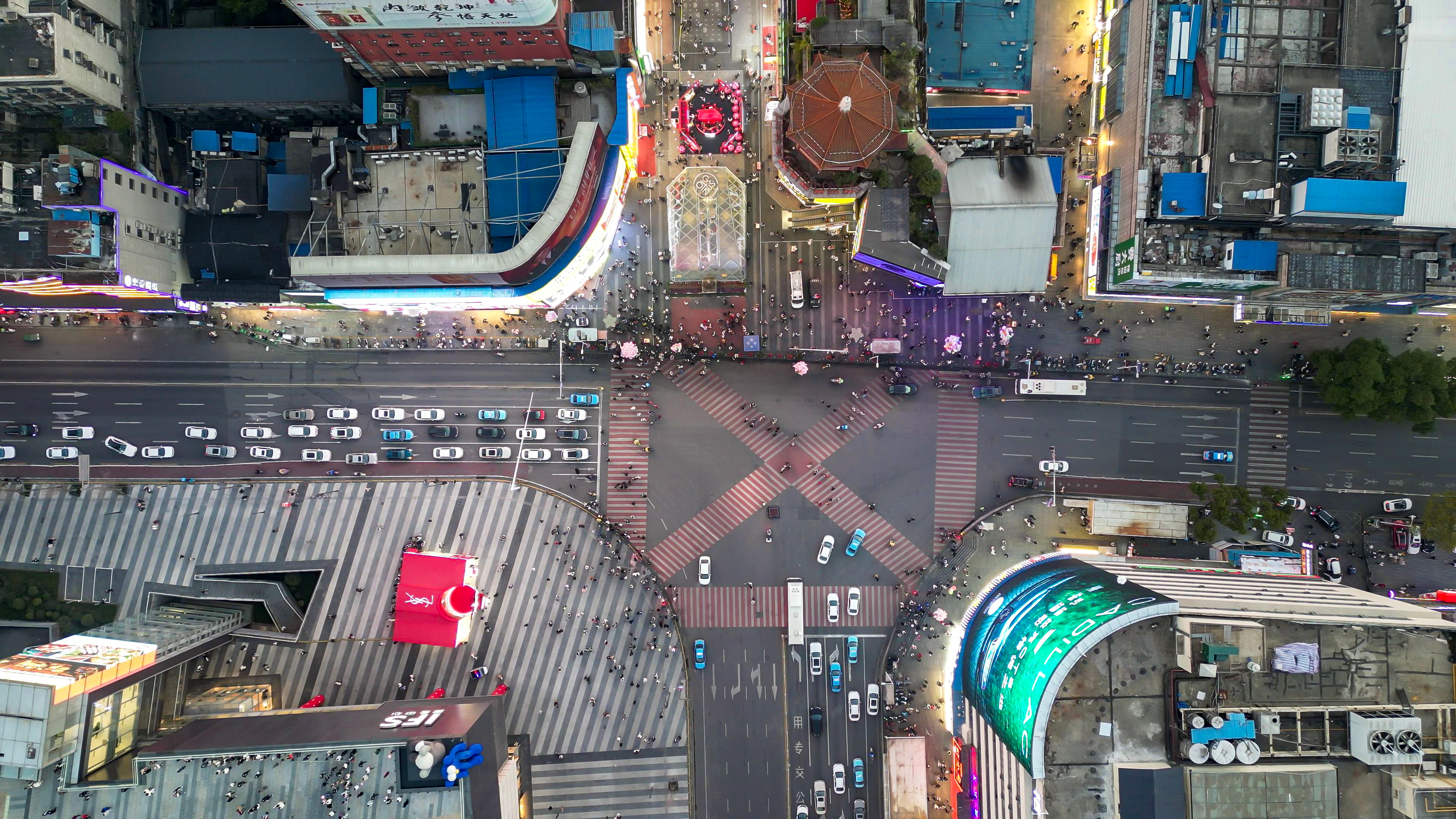 城市夜景交通车辆行驶航拍摄影图素材
