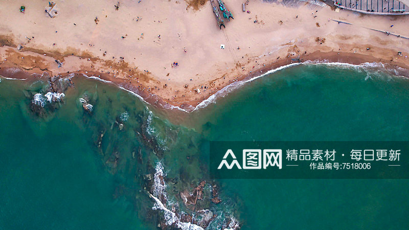 俯拍大海海浪沙滩焦石摄影图素材