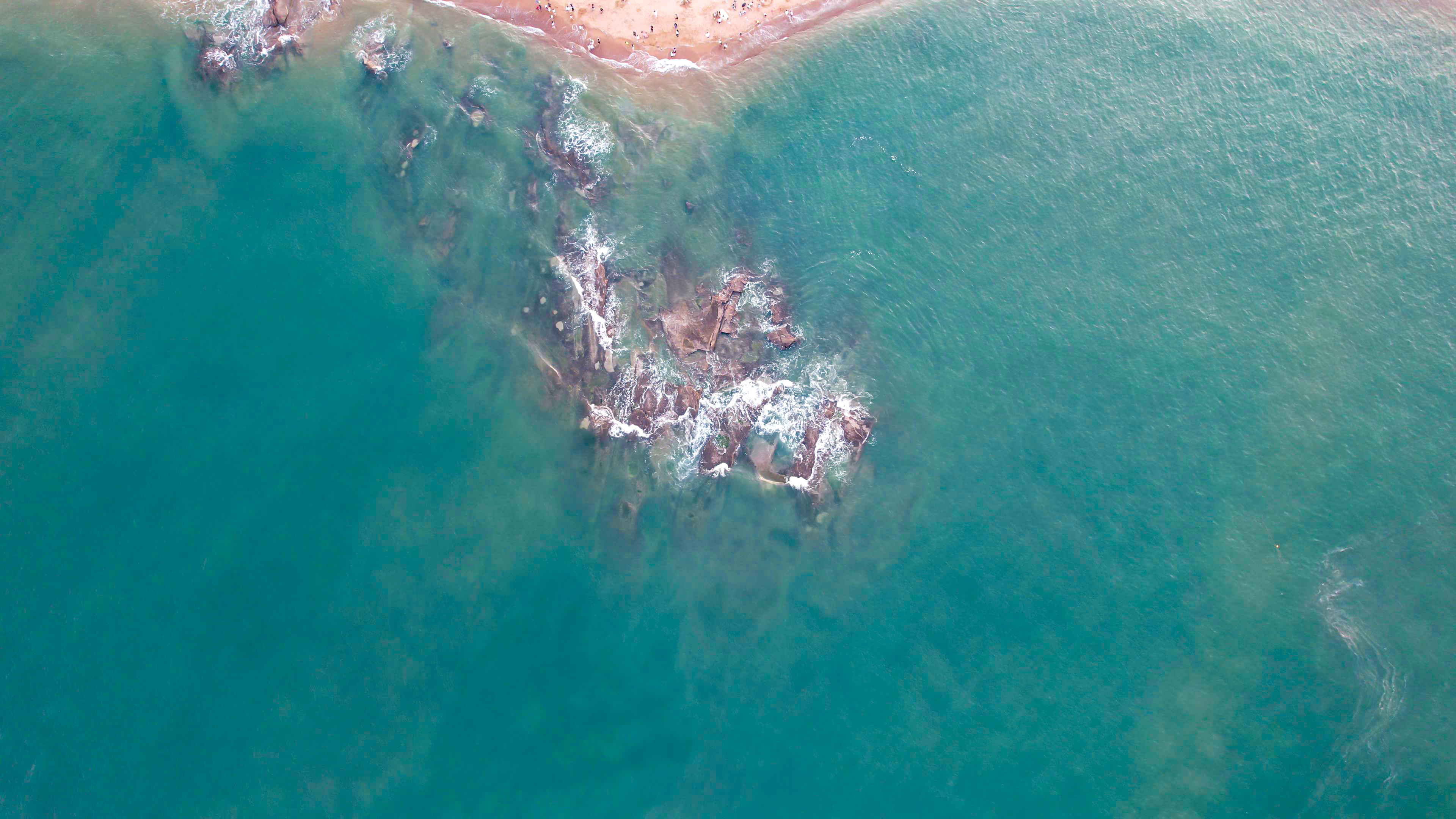 俯拍大海海浪沙滩焦石摄影图素材