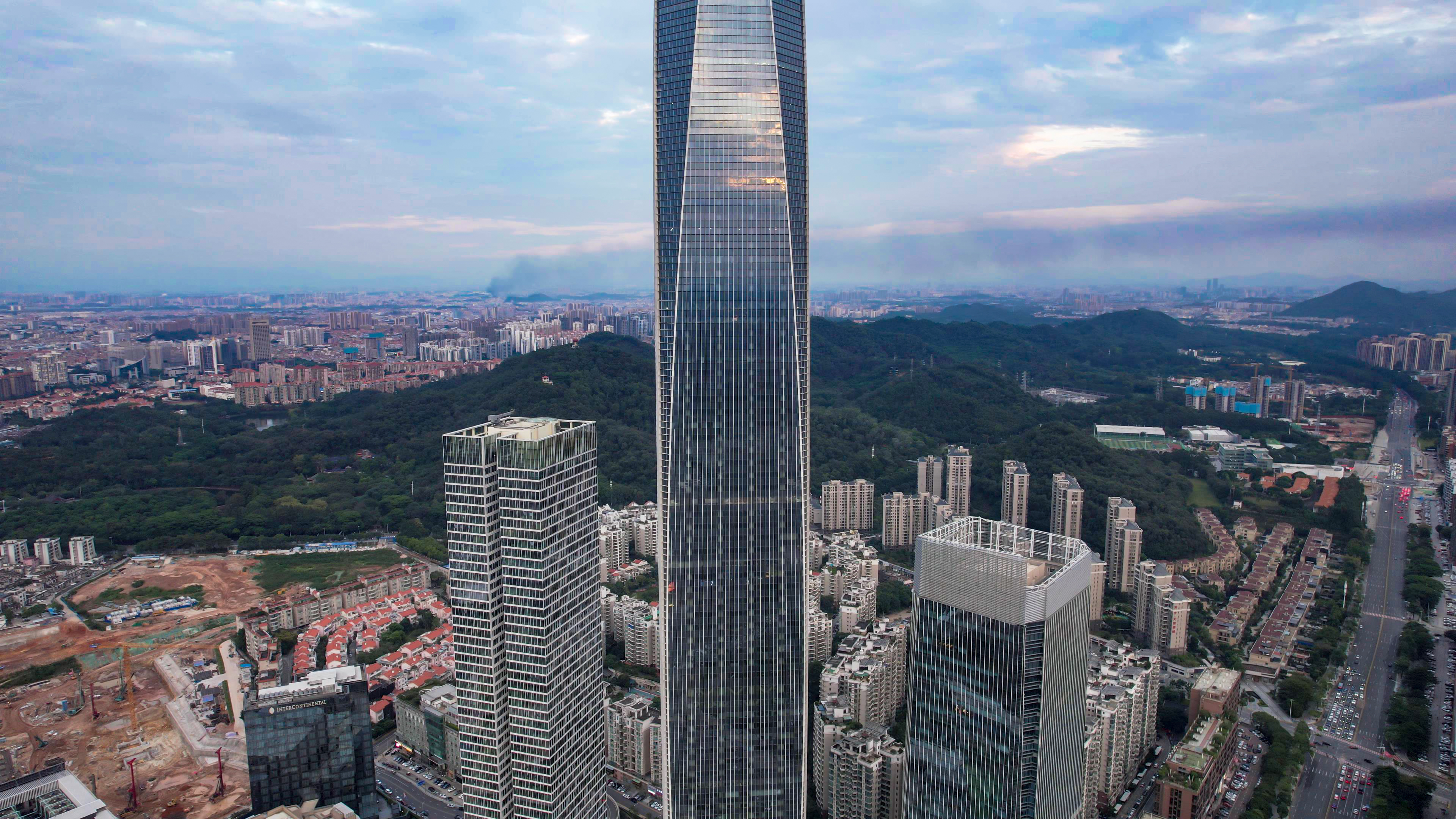 广东东莞鸿福路世贸大厦航拍素材