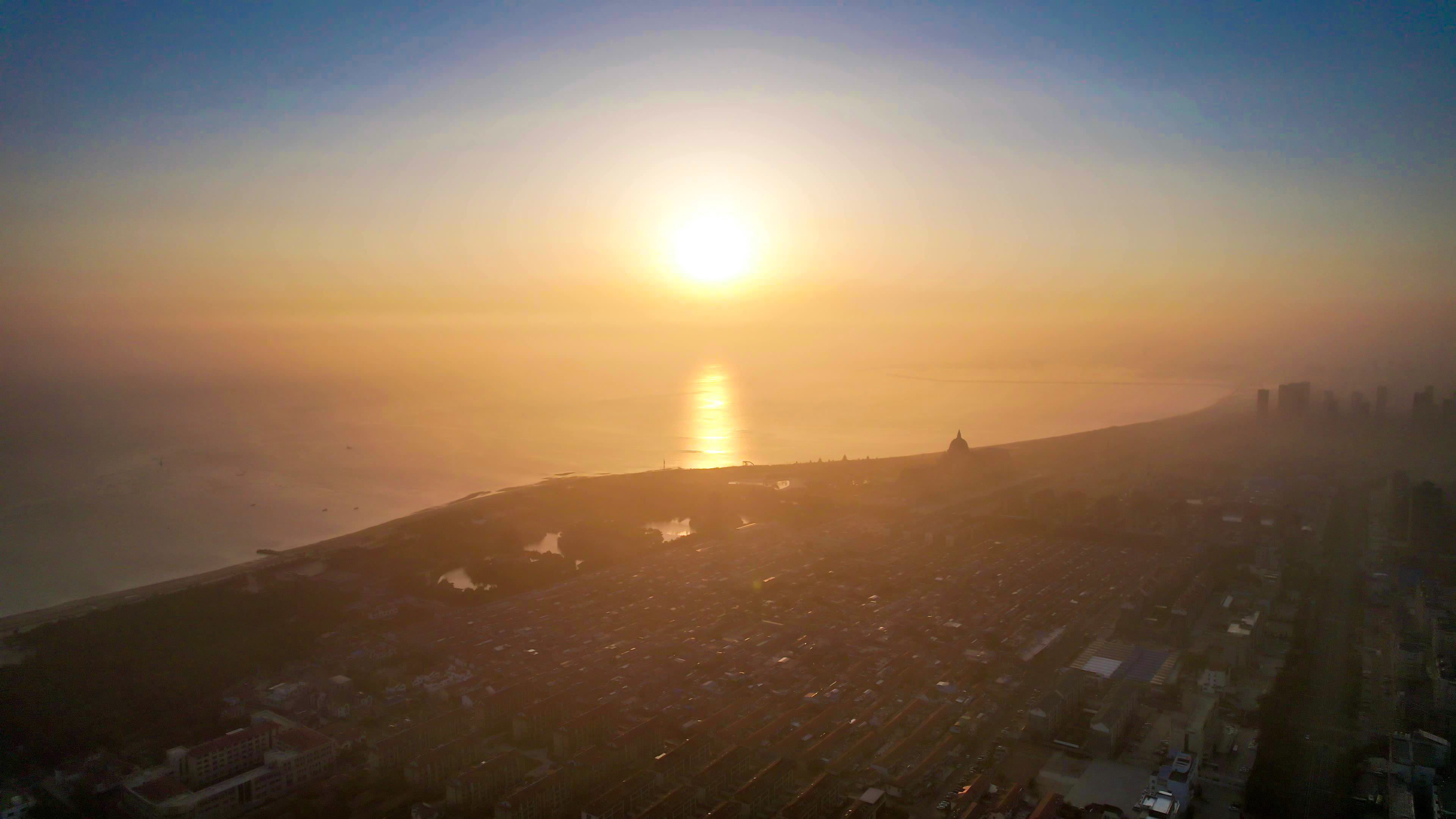 海平面夕阳倒影波光粼粼航拍素材