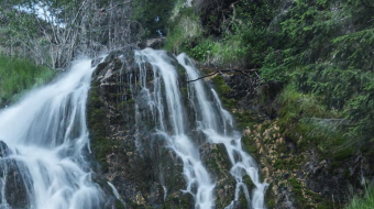 瀑布山水溪流风景素材-众图网