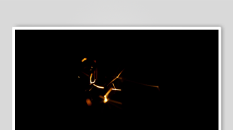 黑暗中的闪烁火焰-众图网