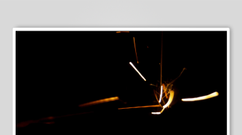 夜空中的动感光线轨迹-众图网