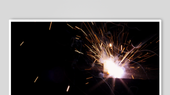 夜空中绚烂的烟花绽放-众图网