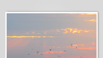 海上日落时的孤舟-众图网