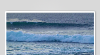 海边翻涌的洁白浪花-众图网