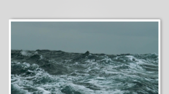 汹涌海浪拍击海岸-众图网