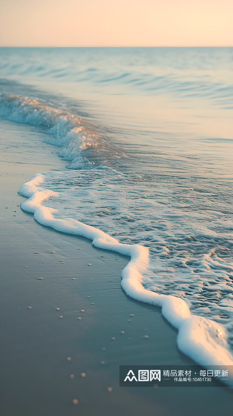 夏日的海滩海浪涌动着带来丝丝清凉素材