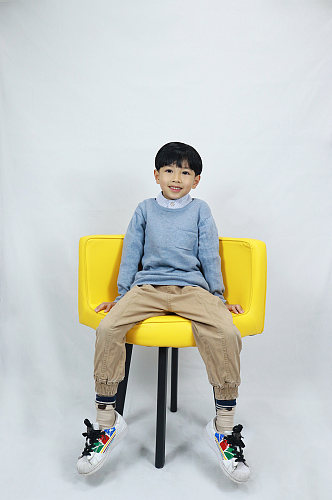 家具椅子小男孩儿童节人物摄影照片元素