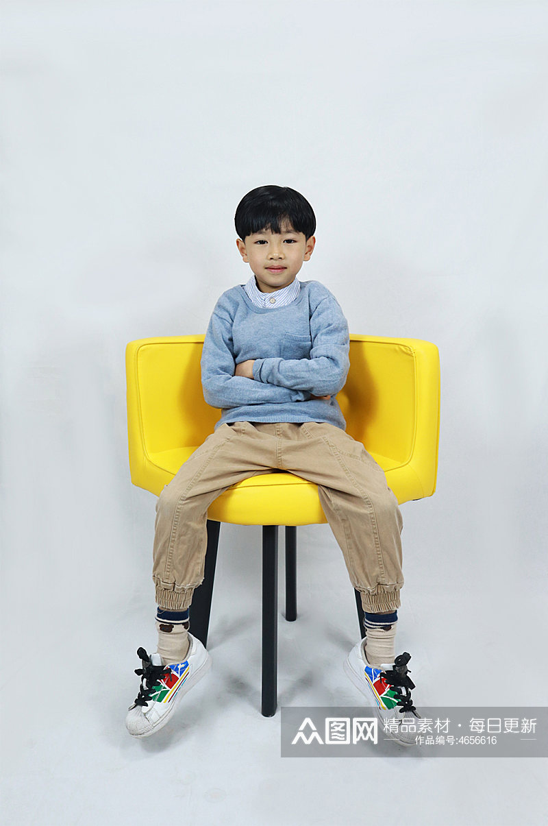 男孩椅子家具儿童节人物摄影照片元素素材