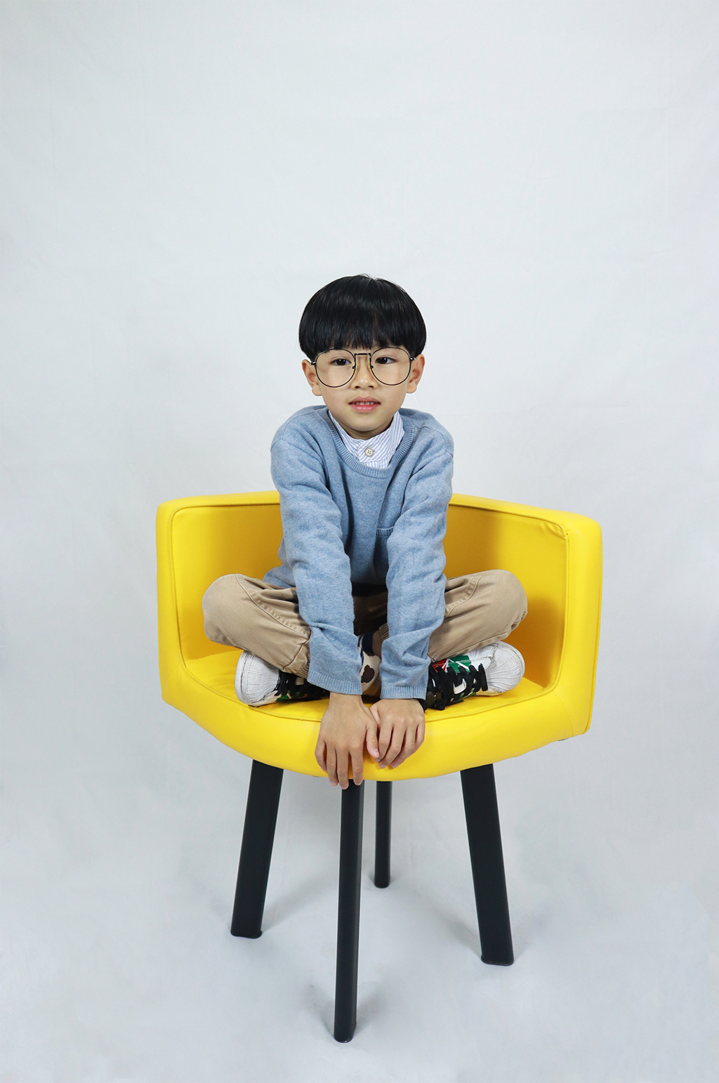 学生椅子家具课本儿童节人物摄影图照片素材