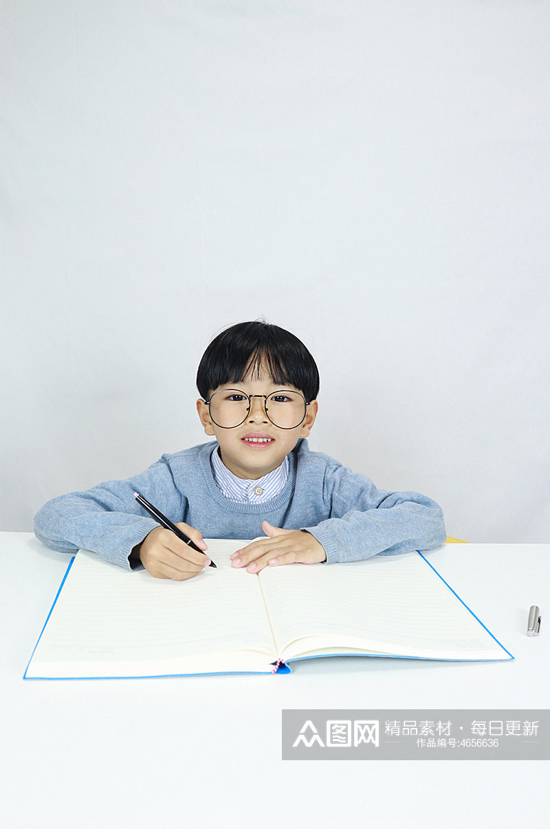 学生开心上课写作业儿童节人物摄影图照片元素素材