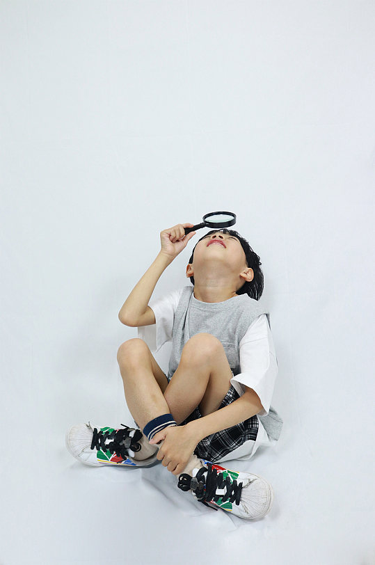 放大镜认真观察男孩学生儿童节人物摄影照片